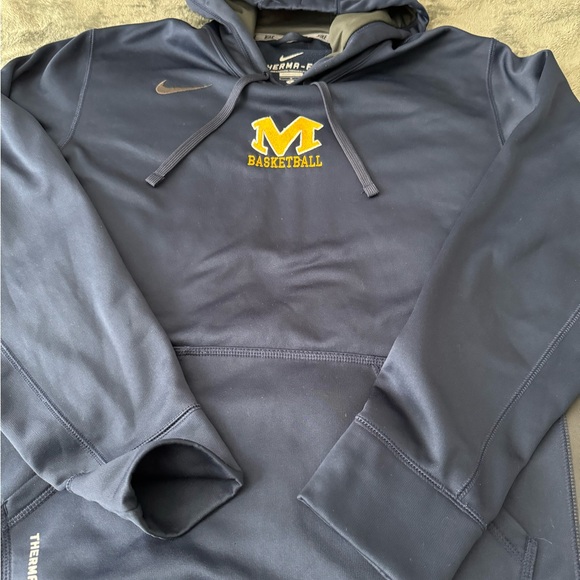 MICHIGAN BASKETBALL NIKE THERMA-FIT HOODIE - Picture 4 of 16